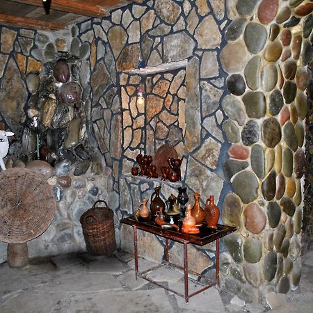 Tamar Guest House Gori Bagian luar foto