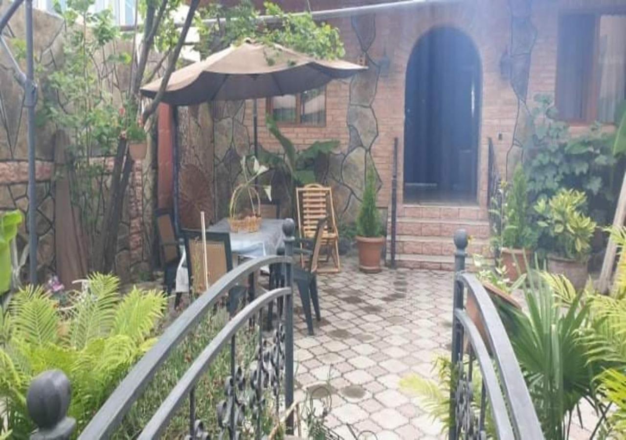Tamar Guest House Gori Bagian luar foto