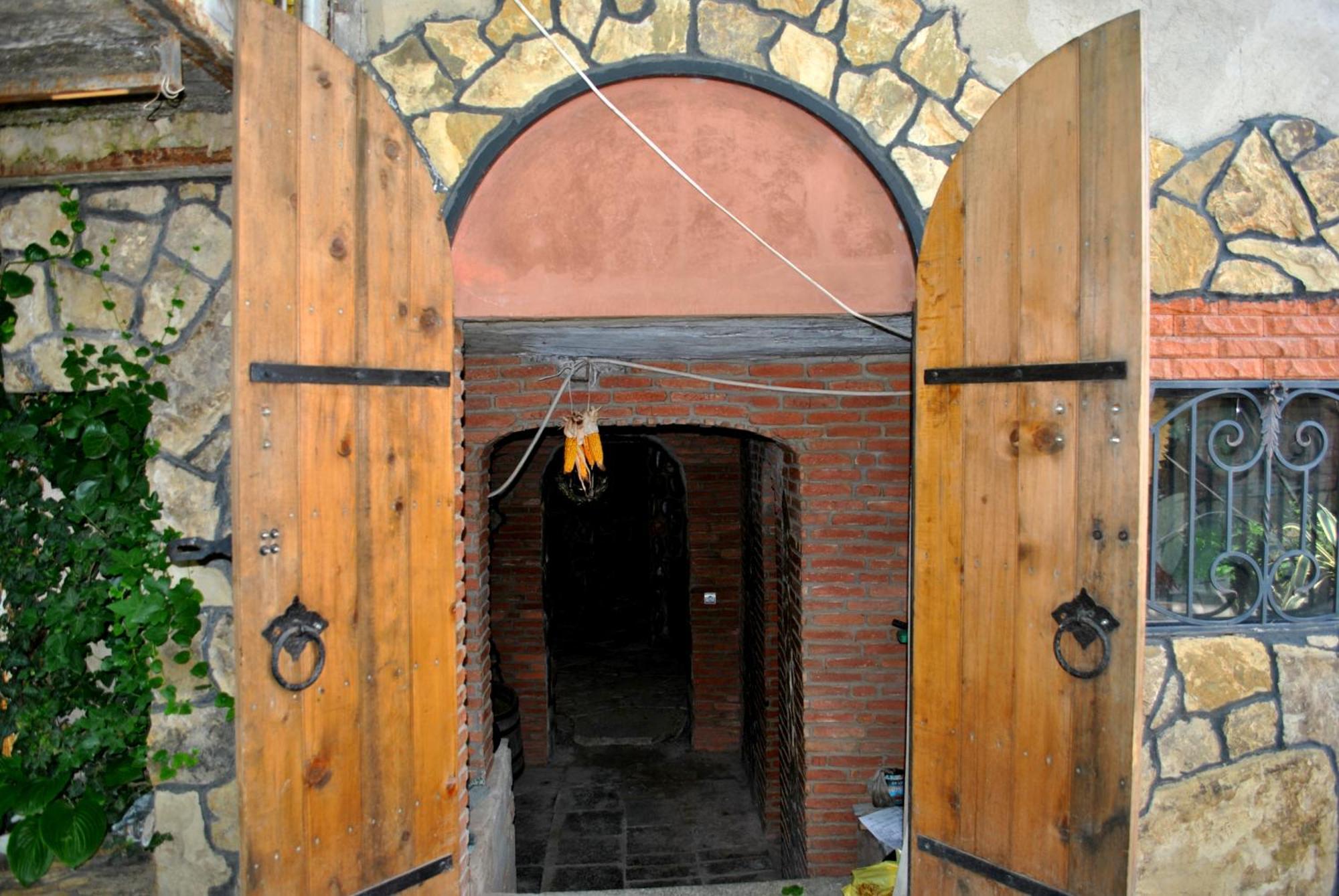 Tamar Guest House Gori Bagian luar foto