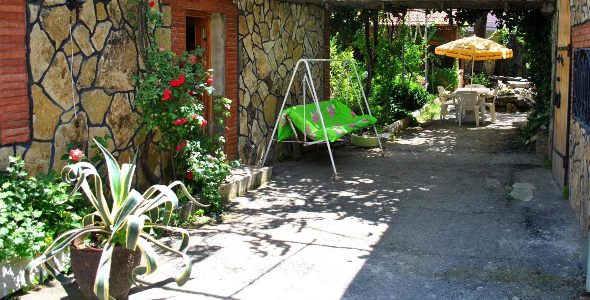 Tamar Guest House Gori Bagian luar foto