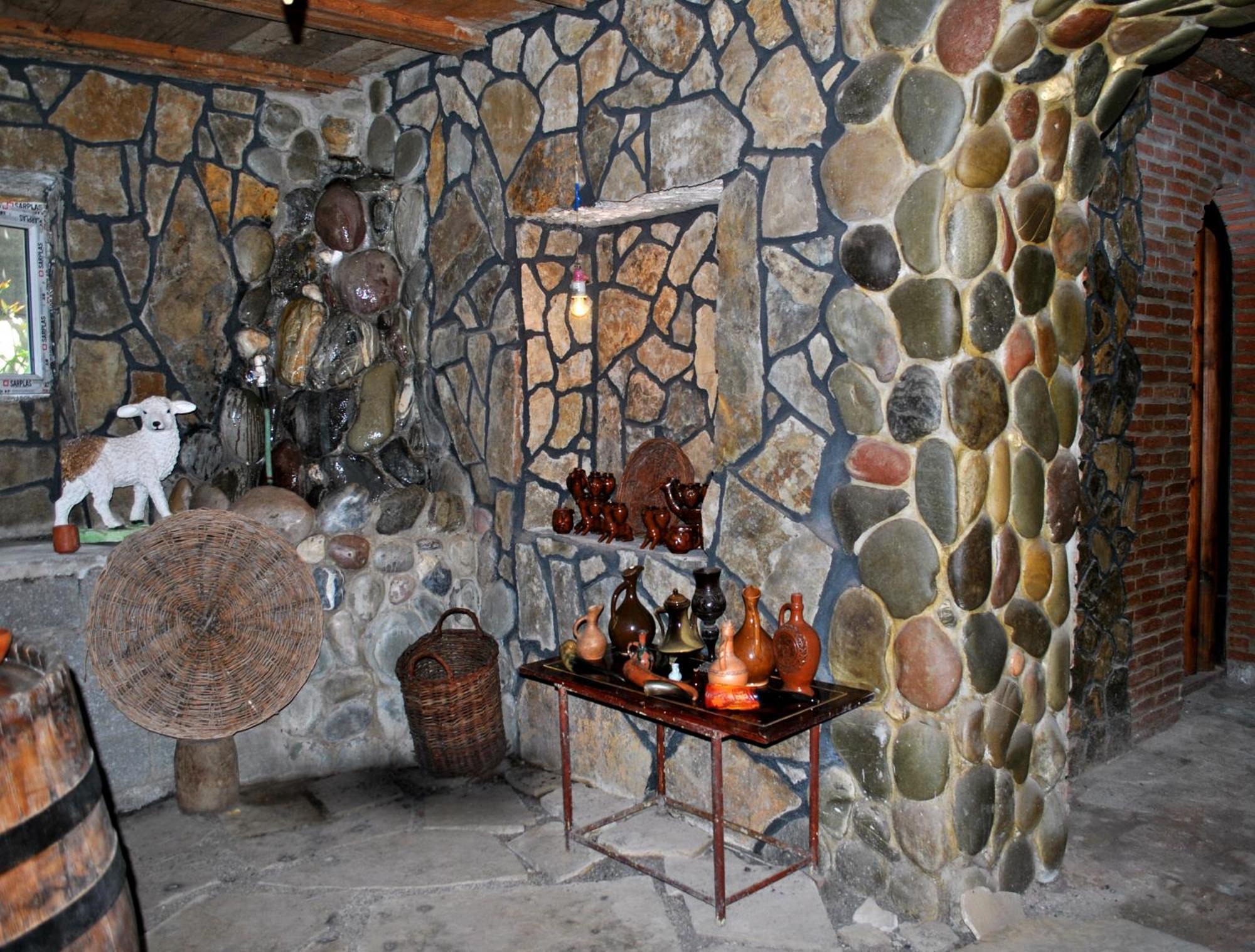 Tamar Guest House Gori Bagian luar foto